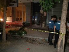 Esenyurt’ta bir baba, gelinine bıçak çektiği gerekçesiyle oğlunu bıçaklayarak öldürdü
