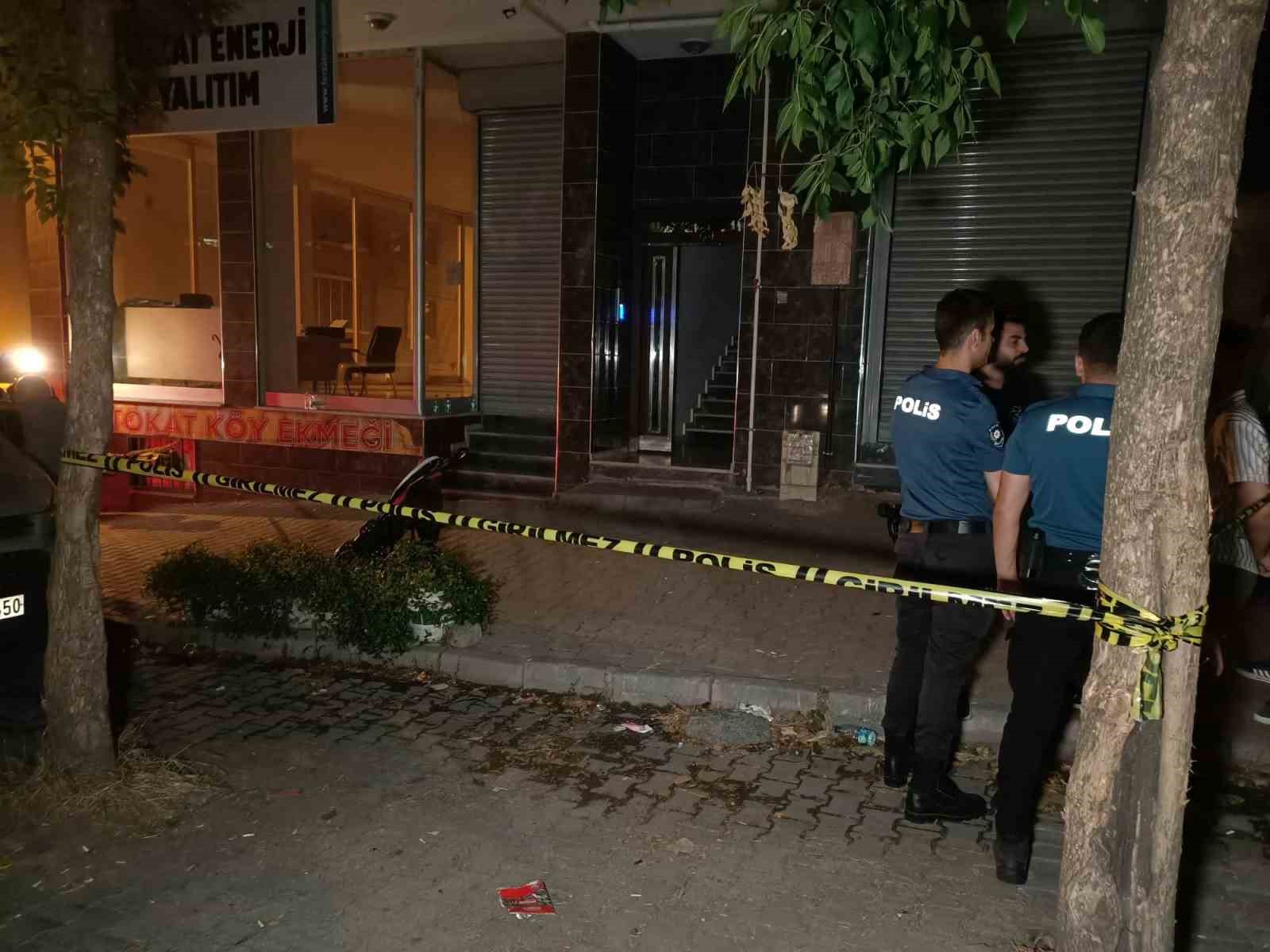 Esenyurt’ta bir baba, gelinine bıçak çektiği gerekçesiyle oğlunu bıçaklayarak öldürdü