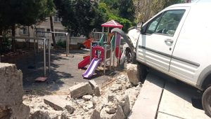 Pendik’te araç site duvarına çarptı, yıkılan duvarın parçaları çocuk parkına düştü