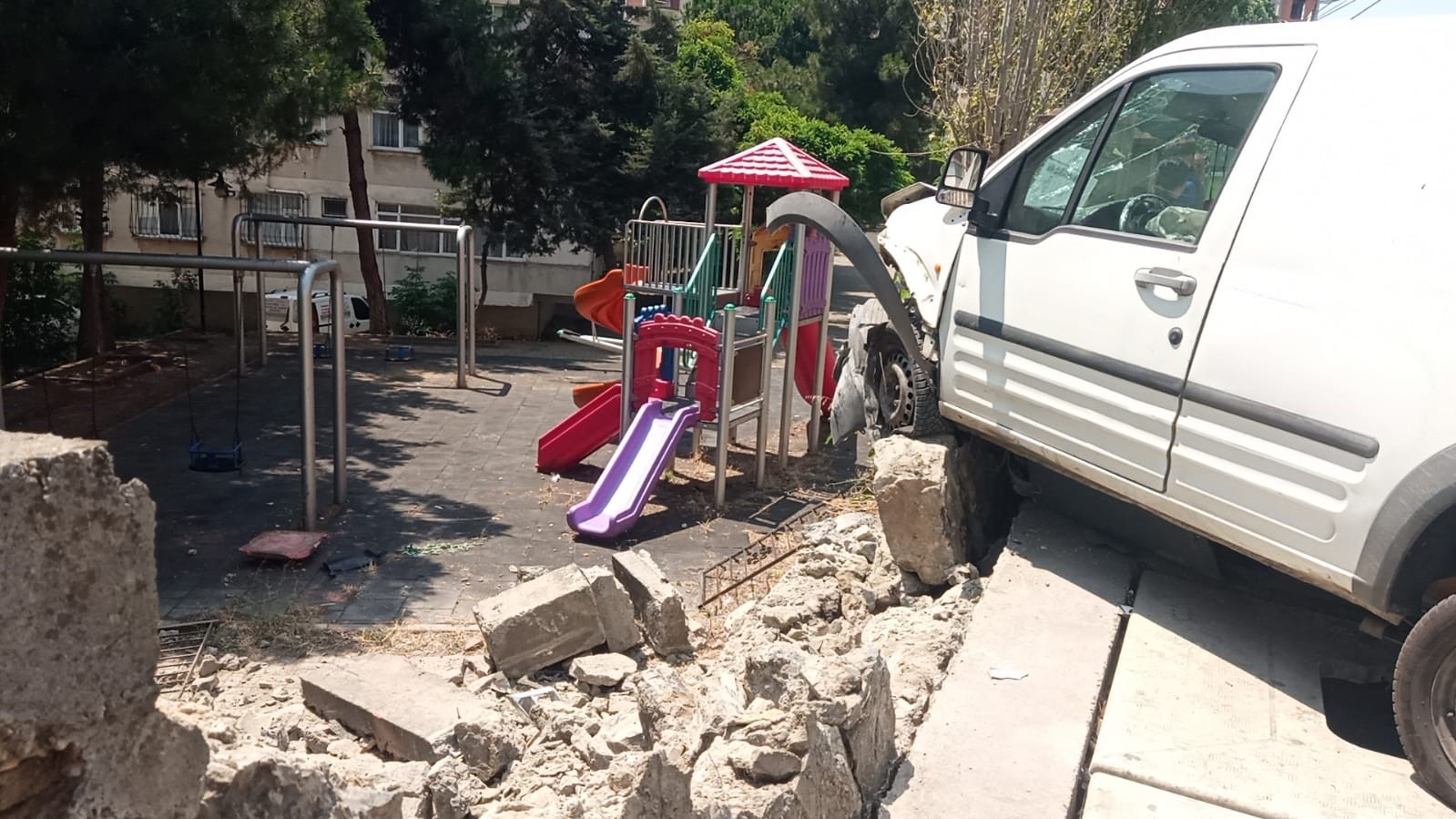 Pendik’te araç site duvarına çarptı, yıkılan duvarın parçaları çocuk parkına düştü