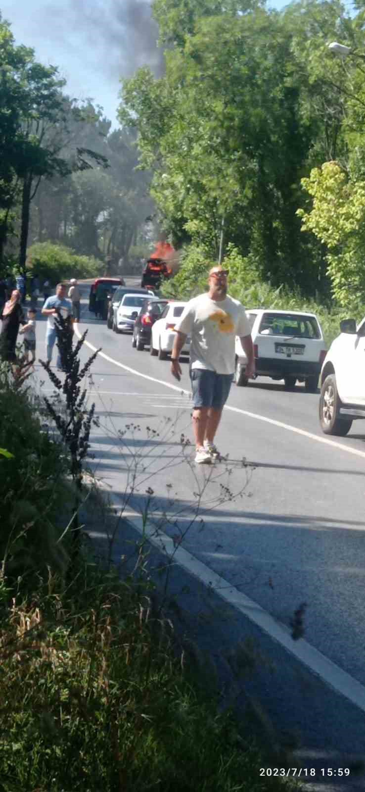 Sarıyer’de orman yolunda araç alev topuna döndü