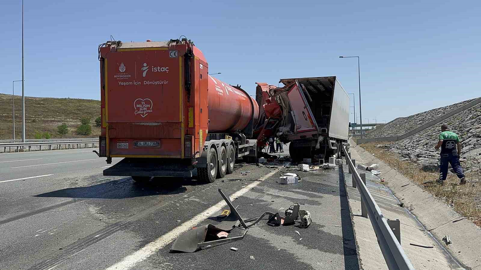 İBB’ye ait İSTAÇ tırı otoyolda kamyonete çarptı : 1 yaralı