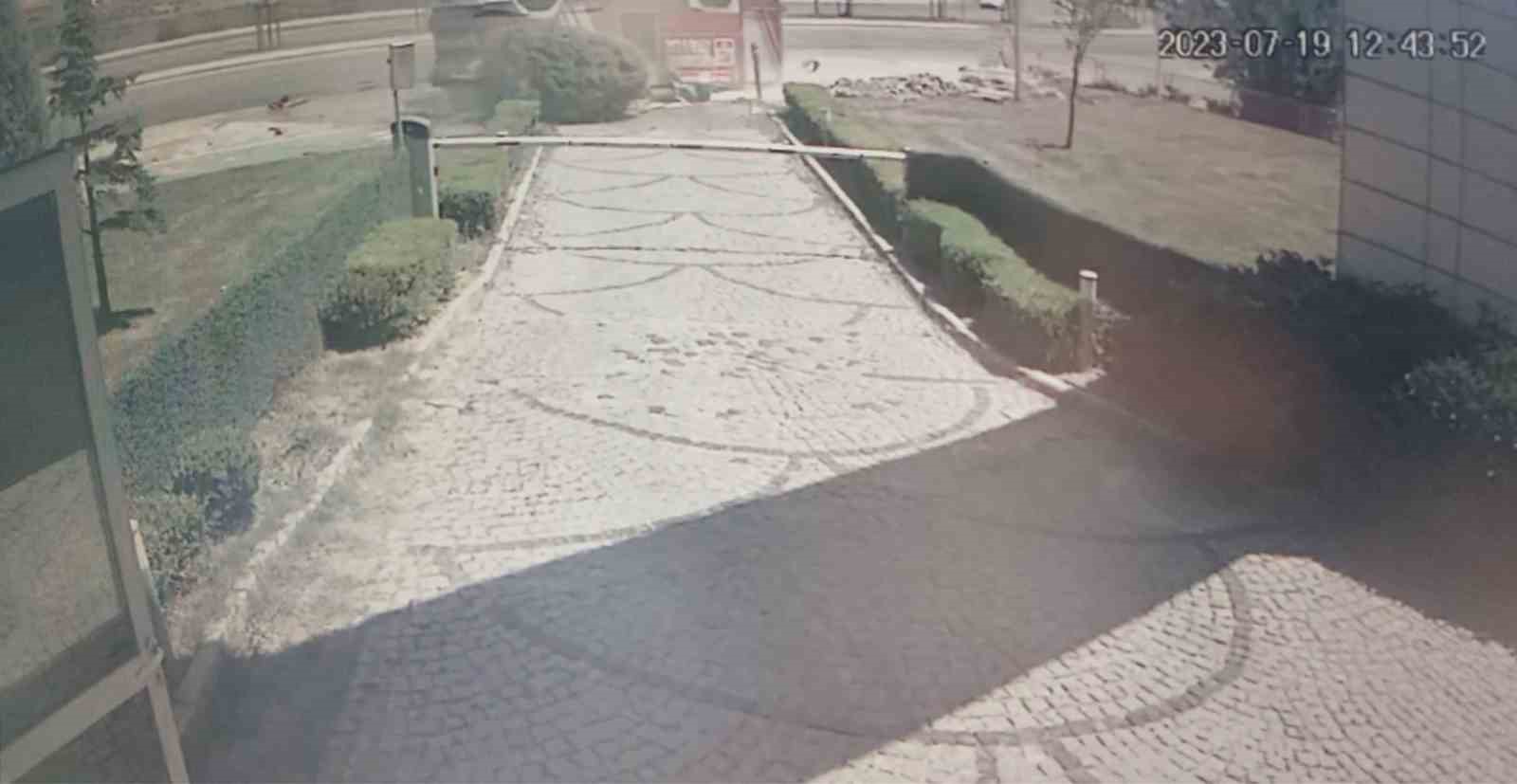 Pendik’te lastiği patlayan itfaiye aracı devrildi: 5 yaralı