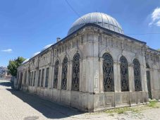 Adile Sultan Türbesi’nin restorasyonu İBB’nin hatalı yol çalışmasına takıldı