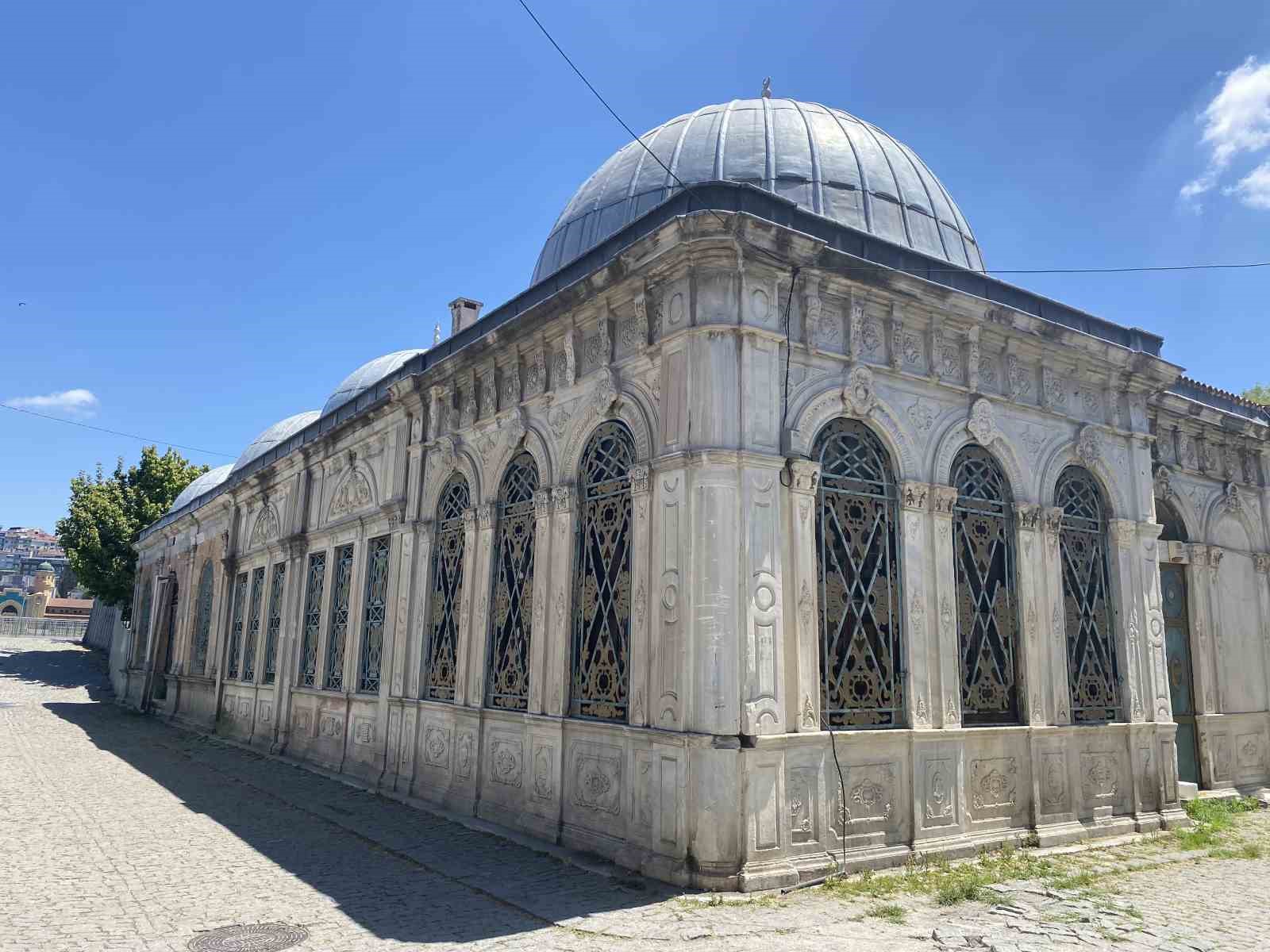 Adile Sultan Türbesi’nin restorasyonu İBB’nin hatalı yol çalışmasına takıldı