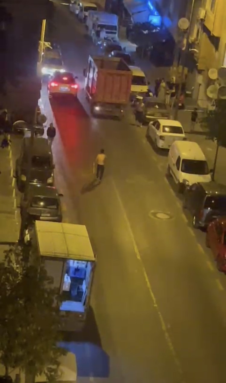 İstanbul’da kavga sırasında döner bıçaklı şahsa motosiklet çarptı