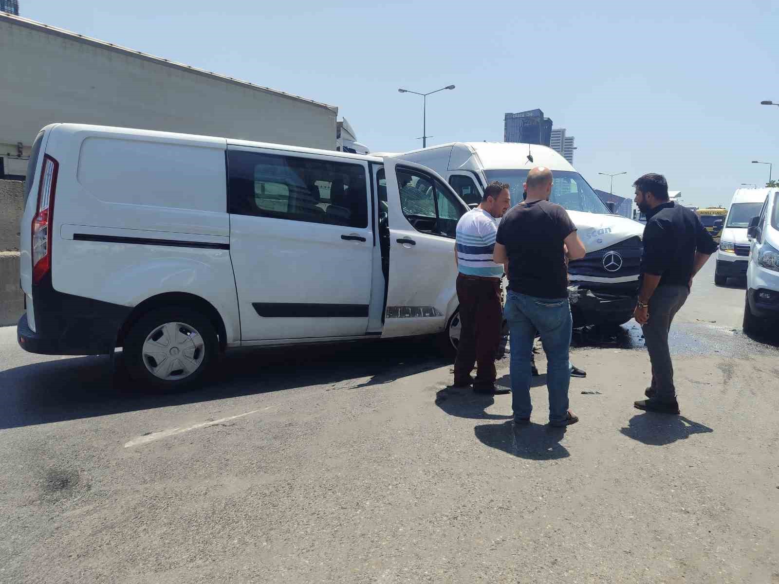 Küçükçekmece’de iki araç kafa kafaya çarpıştı
