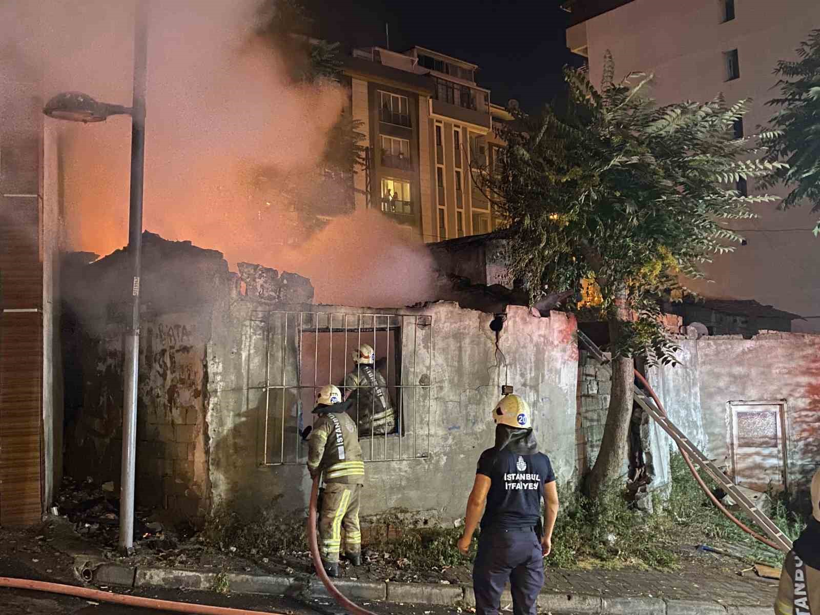 Şişli’de gecekonduda çıkan yangın korkuttu