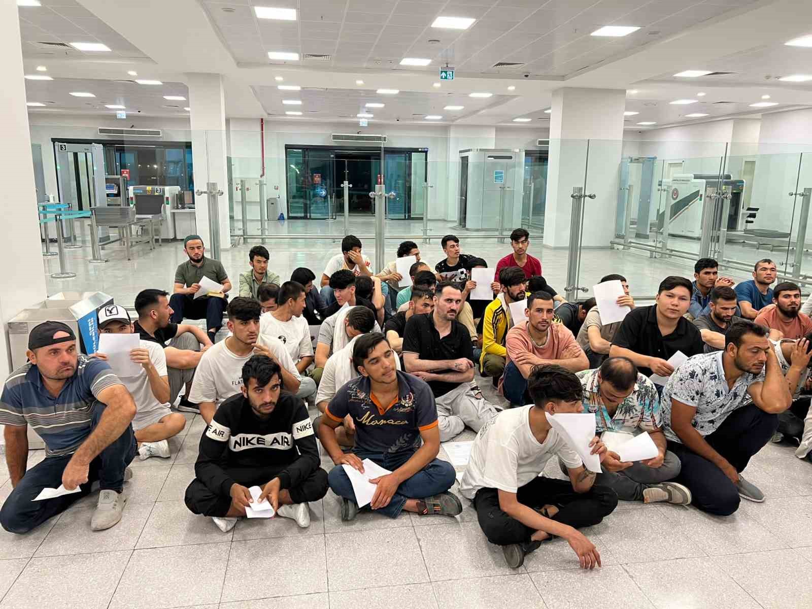 Kocaeli’de 46 düzensiz göçmen sınır dışı edildi