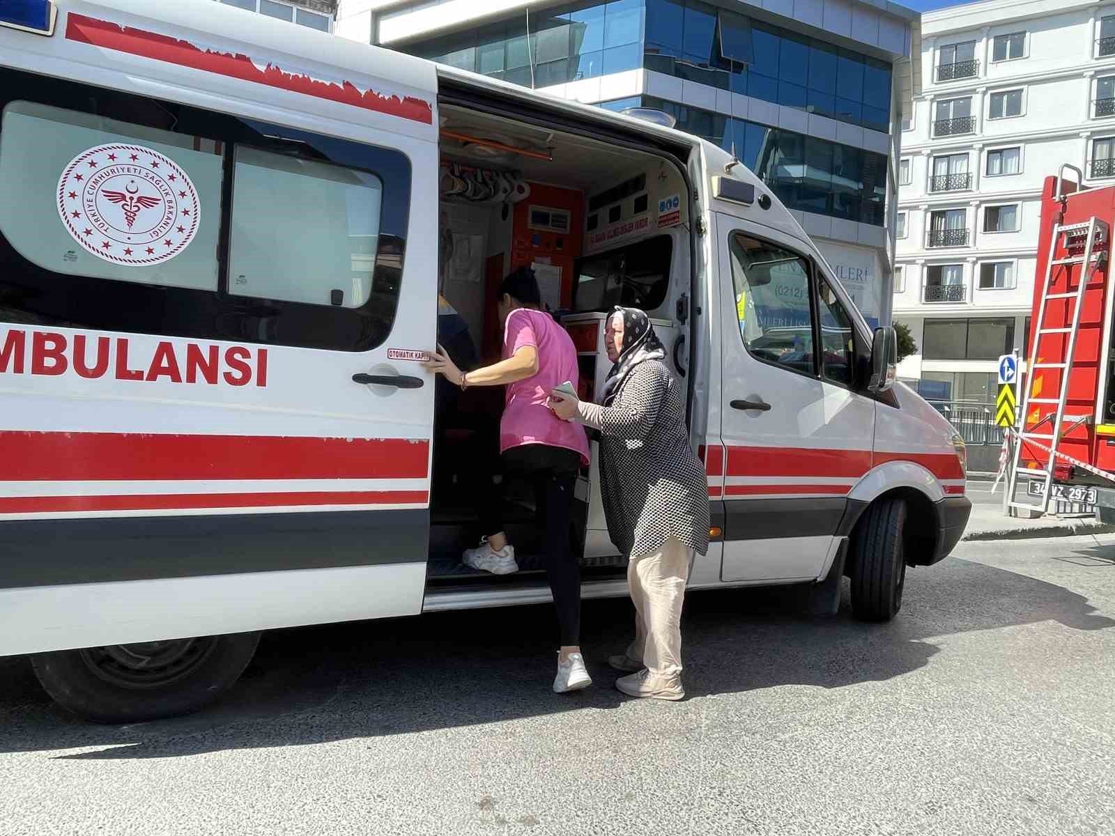 Avcılar’da iş yerinde çıkan yangında mahsur kalan 3 kişi kurtarıldı