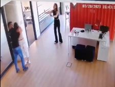 Beykoz’da bıçakla iş yerinde kadını rehin alan saldırgan kamerada