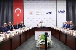 Bakan Yerlikaya, 10 ilin valisiyle “Karadeniz Bölgesi Sel ve Su Baskınları Değerlendirme Toplantısı” yaptı