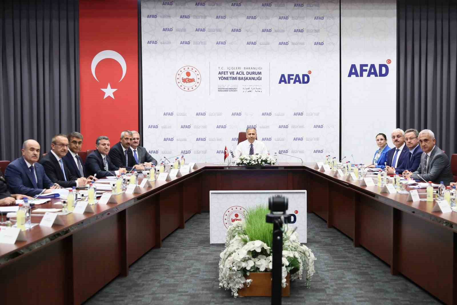 Bakan Yerlikaya, 10 ilin valisiyle “Karadeniz Bölgesi Sel ve Su Baskınları Değerlendirme Toplantısı” yaptı