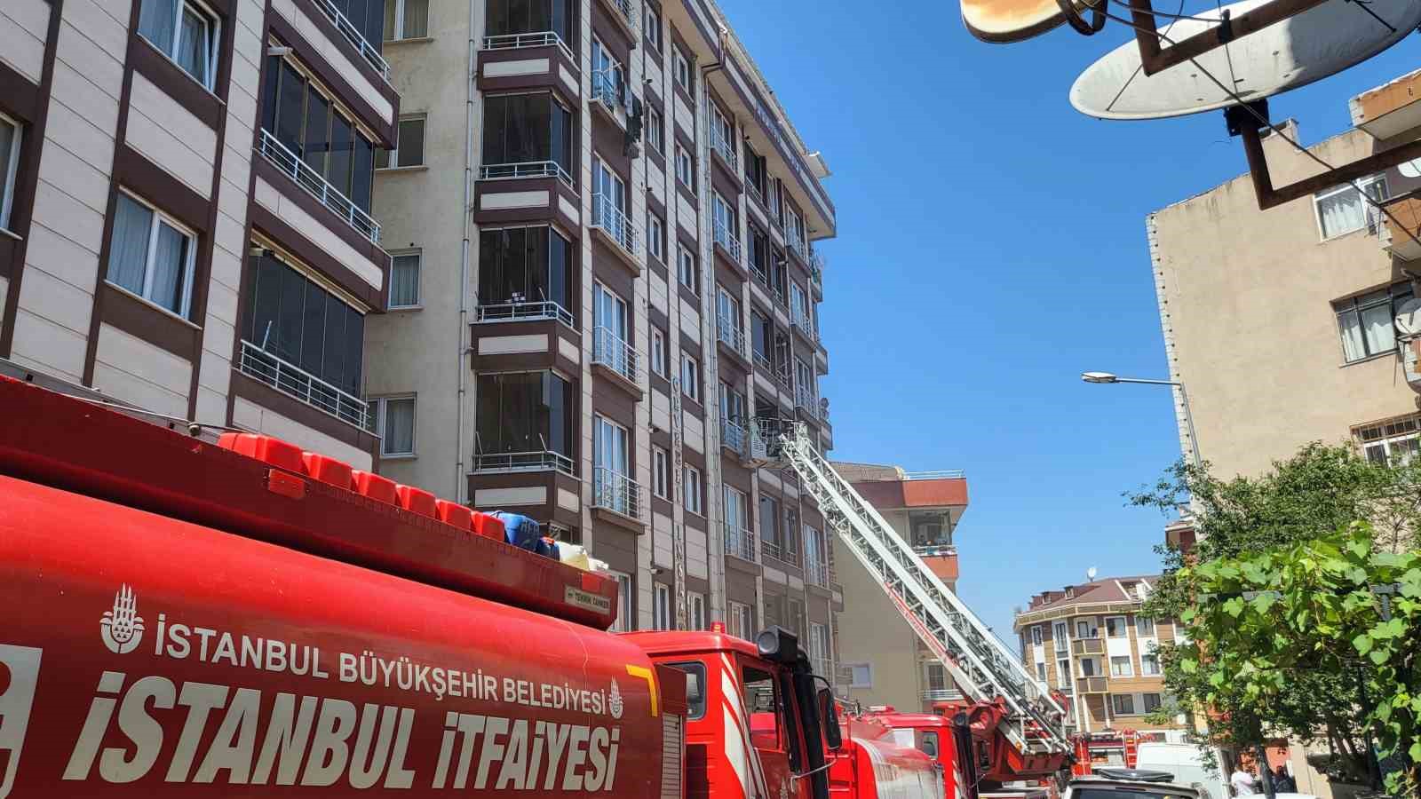 Kağıthane’de prizden çıkan yangında 1’i çocuk 7 kişi dumandan etkilendi