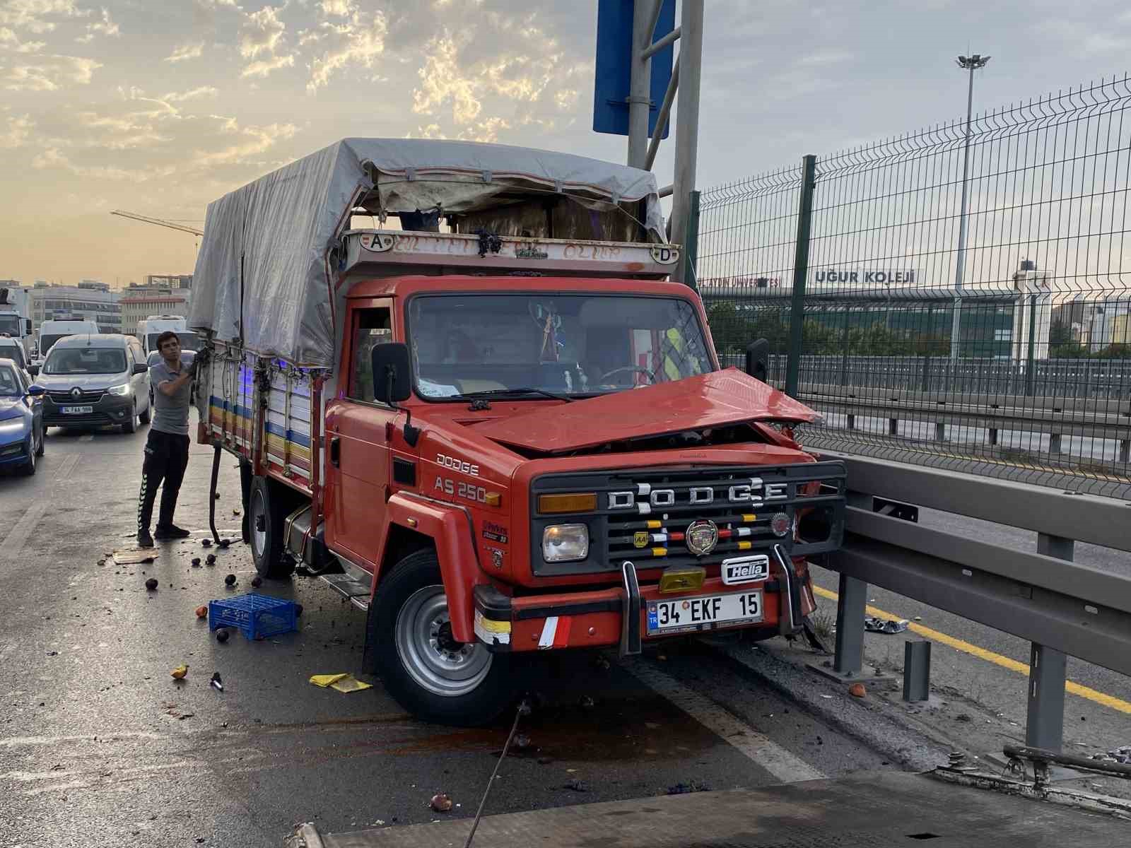 Küçükçekmece’de otomobil, meyve yüklü kamyonete arkadan çarptı: 2 ölü