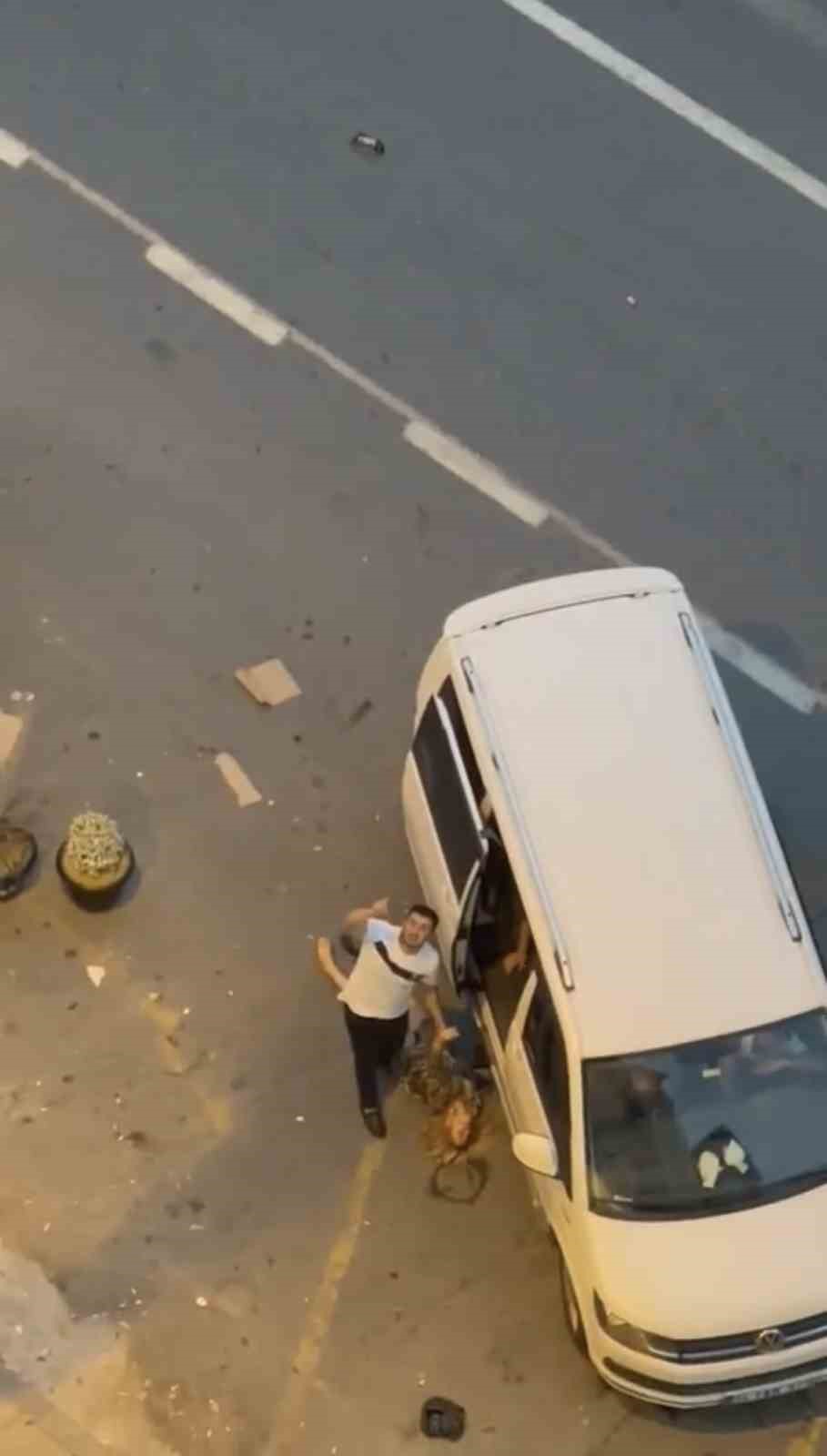 Öldüresiye dövdüğü kadını kanlar içinde araca bindirip, çevredekilere küfür yağdırdı