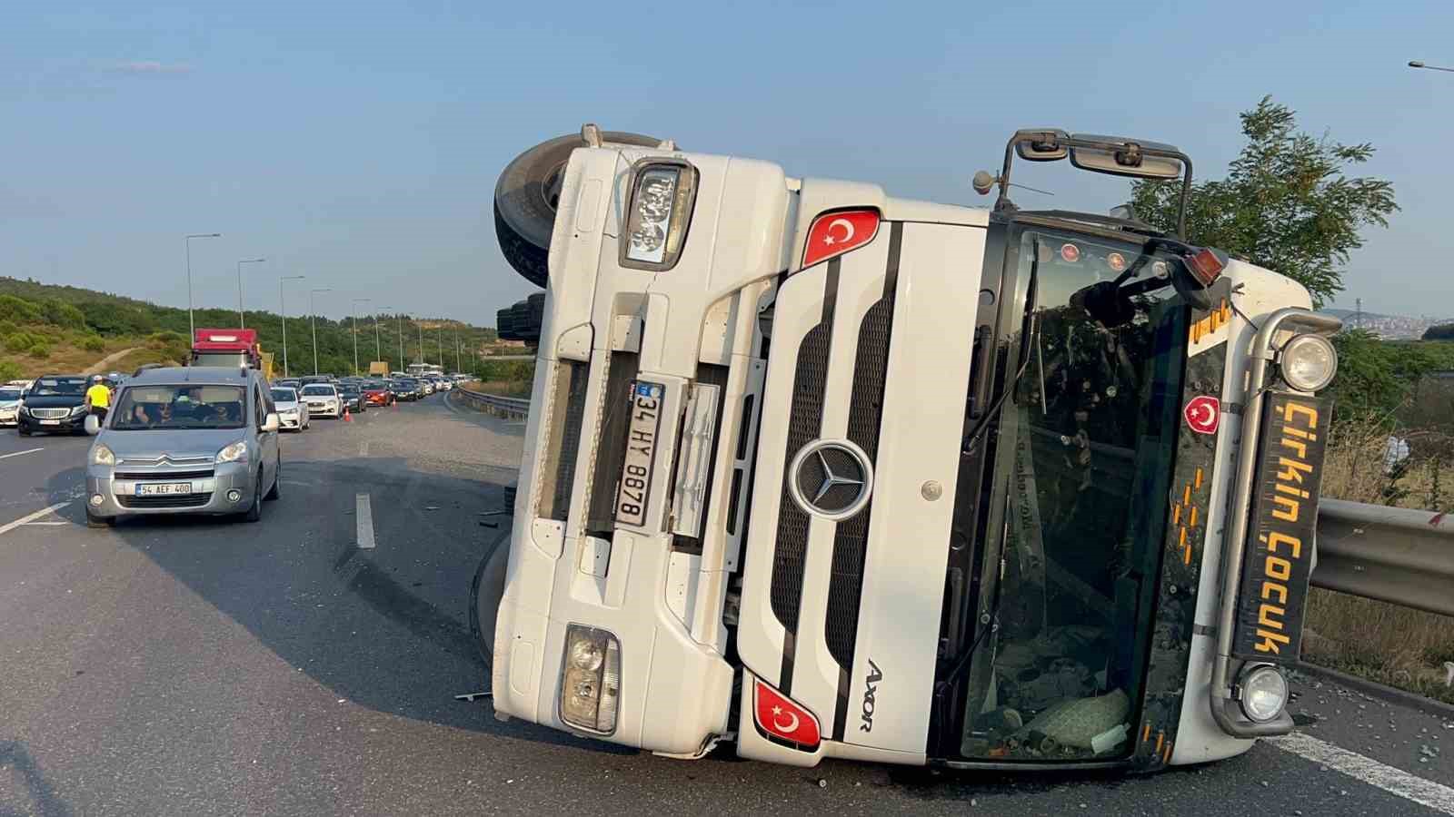 Kuzey Marmara Otoyolu’nda kamyon devrildi: 1 yaralı