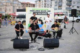 Mamak’ta parklardan müzik sesi yükseliyor