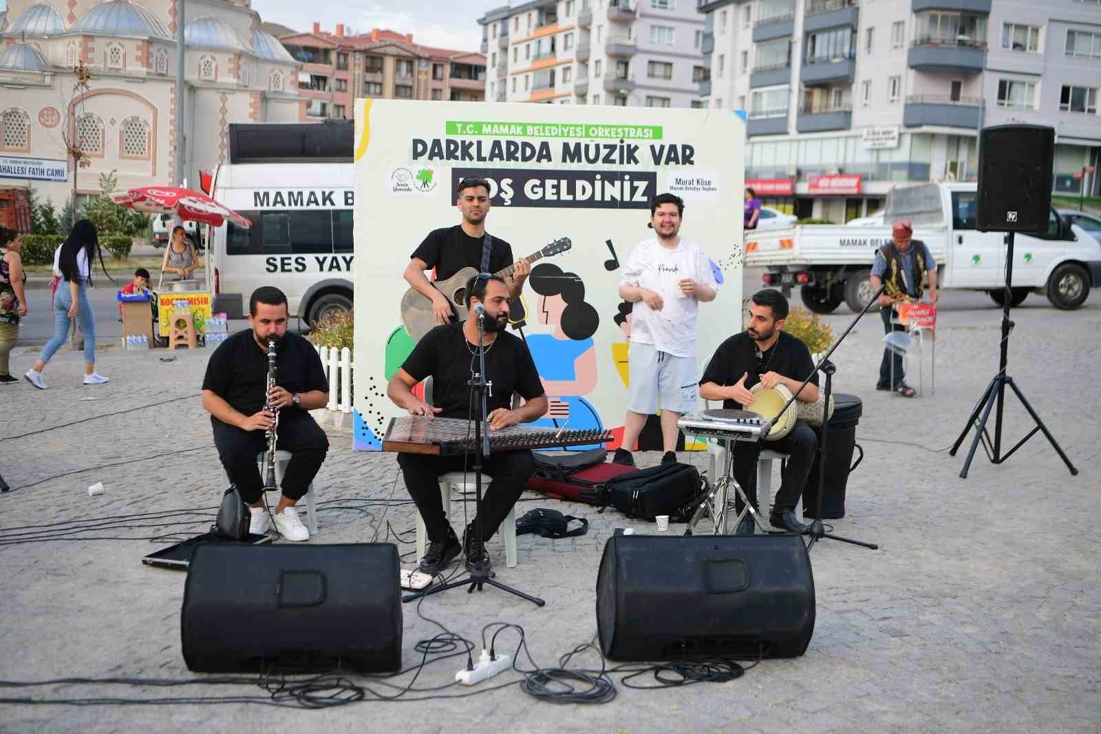 Mamak’ta parklardan müzik sesi yükseliyor