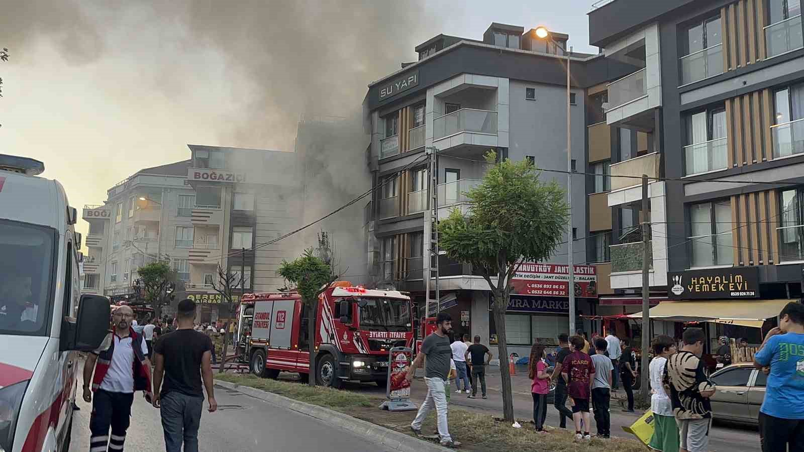 Arnavutköy’de sigara izmaritinden çıkan yangın 6 katlı iki binaya sıçradı