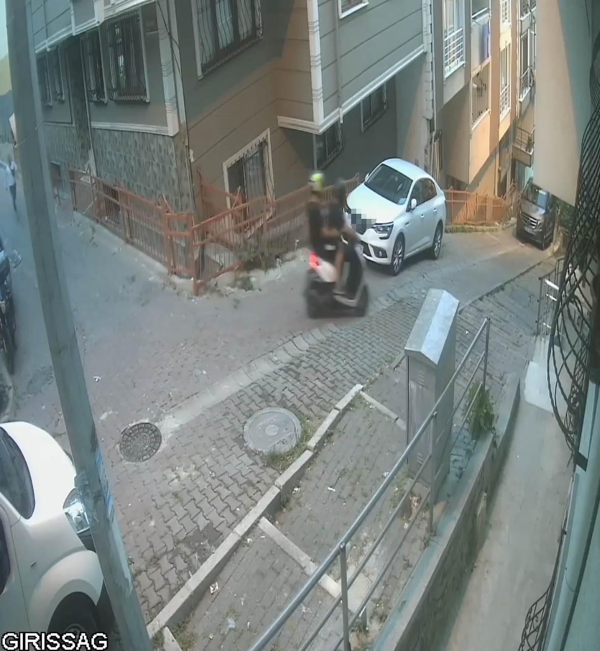 İstanbul’da film gibi olay kamerada: Kapkaççılar çıkmaz sokağa girince şoke oldu