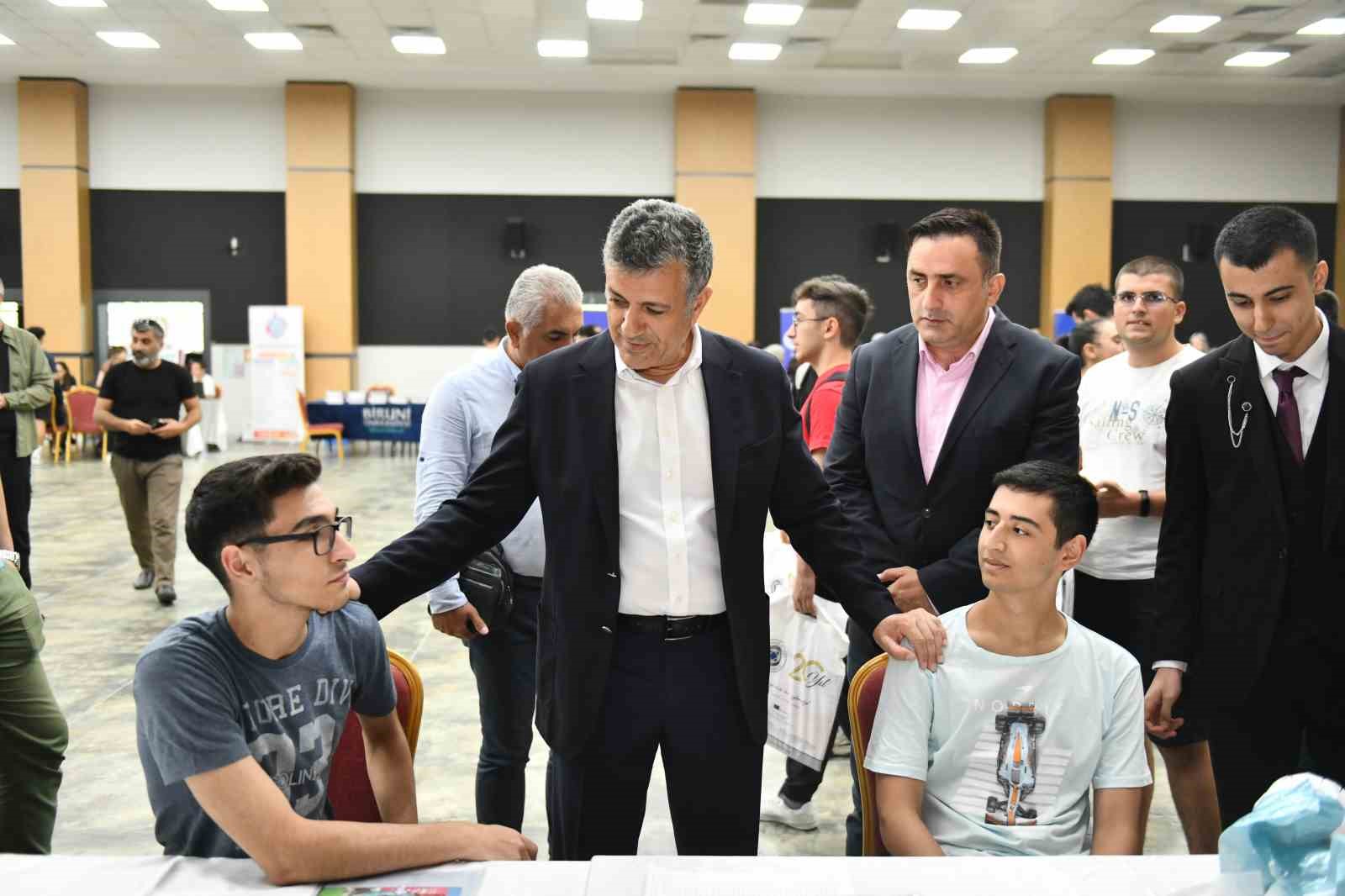 Esenyurt Belediye Başkanı Bozkurt, “Gençlere her türlü desteği sağlıyoruz”