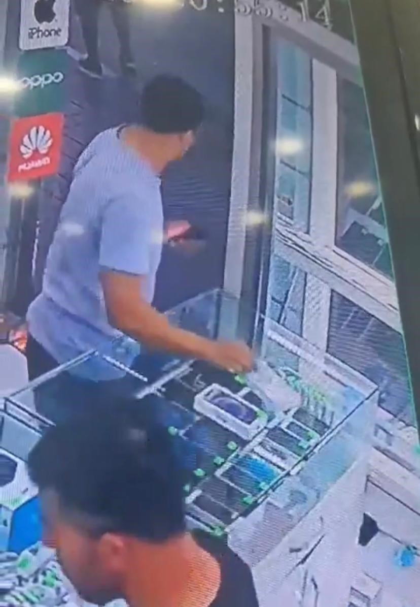 Fatih’te incelediği telefonu alıp kaçan şüpheli kamerada