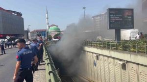 Ümraniye’de bir alt geçitte ilerleyen otobüste yangın çıktı. İtfaiyenin otobüs yangınına müdahalesi sürüyor.