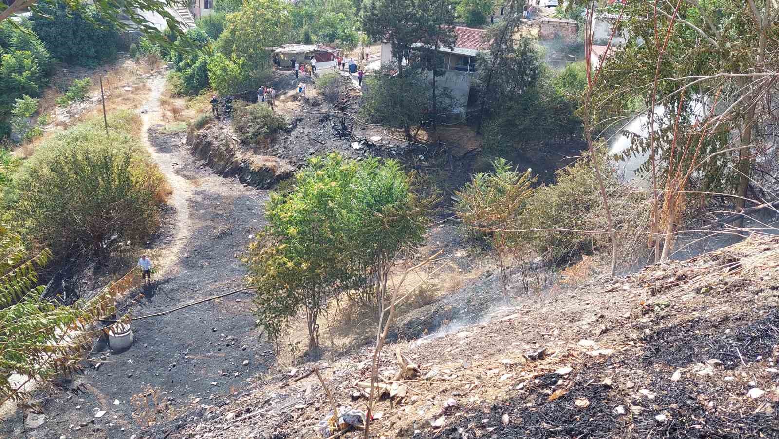 Sultangazi’de ağaçlık alanda yangın çıktı, 3 ev tahliye edildi