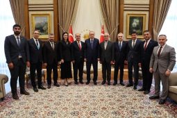 İYİ Parti’den istifa ederek AK Parti’ye geçen İncirliova Belediye Başkanı Kaya’ya rozetini Cumhurbaşkanı Erdoğan taktı