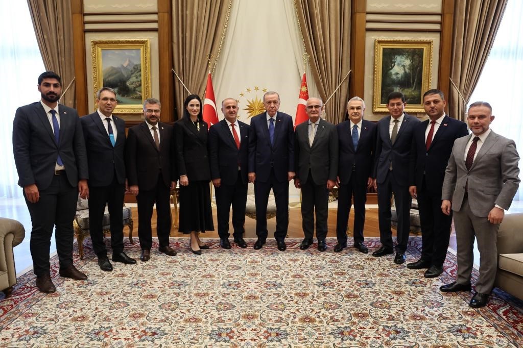 İYİ Parti’den istifa ederek AK Parti’ye geçen İncirliova Belediye Başkanı Kaya’ya rozetini Cumhurbaşkanı Erdoğan taktı