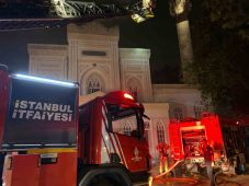 Beşiktaş Yıldız Hamidiye Camii’nde yangın meydana geldi, ekiplerin kontrol altına aldığı yangında soğutma çalışması sürüyor
