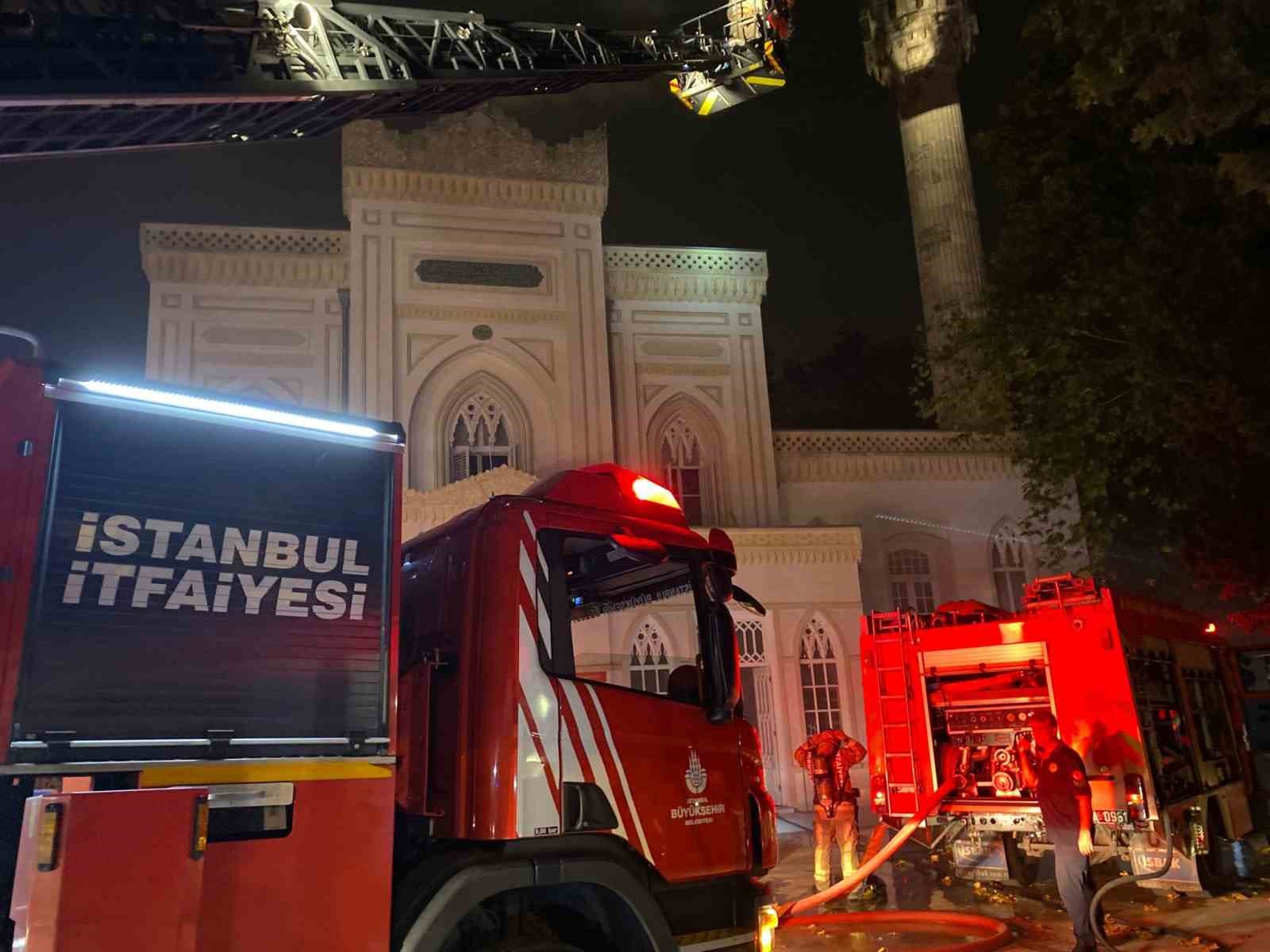 Beşiktaş Yıldız Hamidiye Camii’nde yangın meydana geldi, ekiplerin kontrol altına aldığı yangında soğutma çalışması sürüyor