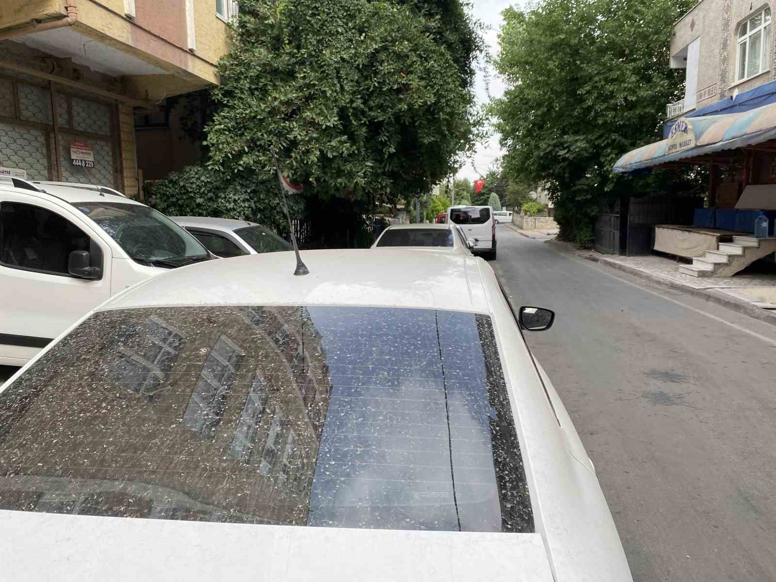 İstanbul’da sabah saatlerinde yağış etkili oldu: Bazı otomobillerin üzeri çamurla kaplandı