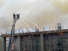 Avcılar’da inşaat alanında çıkan yangına ekiplerin müdahalesi sürüyor