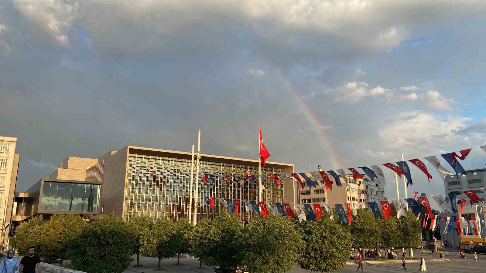 İstanbul’da yağmur sonrası gökkuşağı şöleni