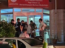 Sarıyer’de iki katlı yaşlı bakım ve rehabilitasyon merkezi binasının bodrum katında yangın çıktı, itfaiye ekiplerinin müdahalesi sürüyor. Hastaların tahliye çalışmaları devam ediyor.