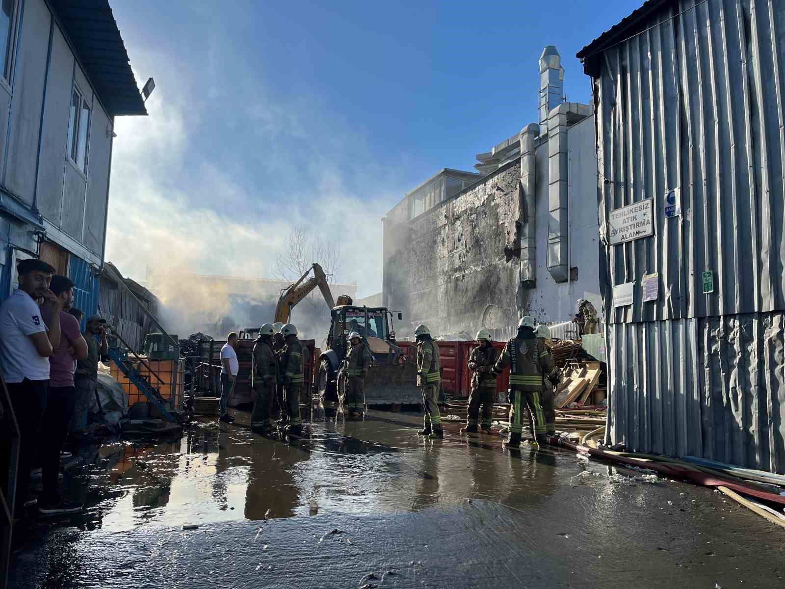 Esenyurt’ta geri dönüşüm deposunda korkutan yangın