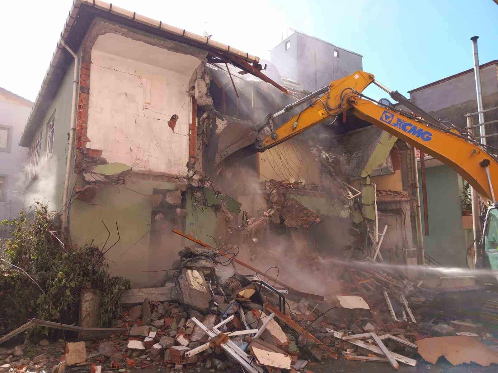 Körfez’de 1999 depreminden kalan son bina yıkıldı