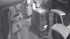 İstanbul’da film gibi hırsızlık kamerada: Araca yol verip hırsızlığa devam ettiler