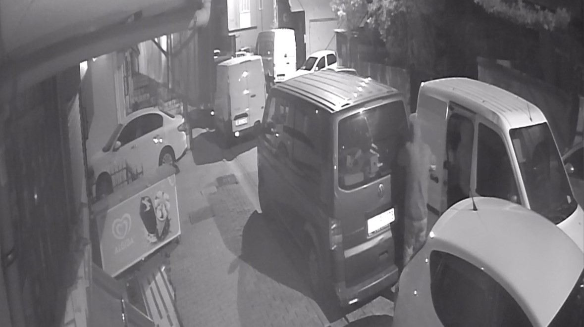 İstanbul’da film gibi hırsızlık kamerada: Araca yol verip hırsızlığa devam ettiler