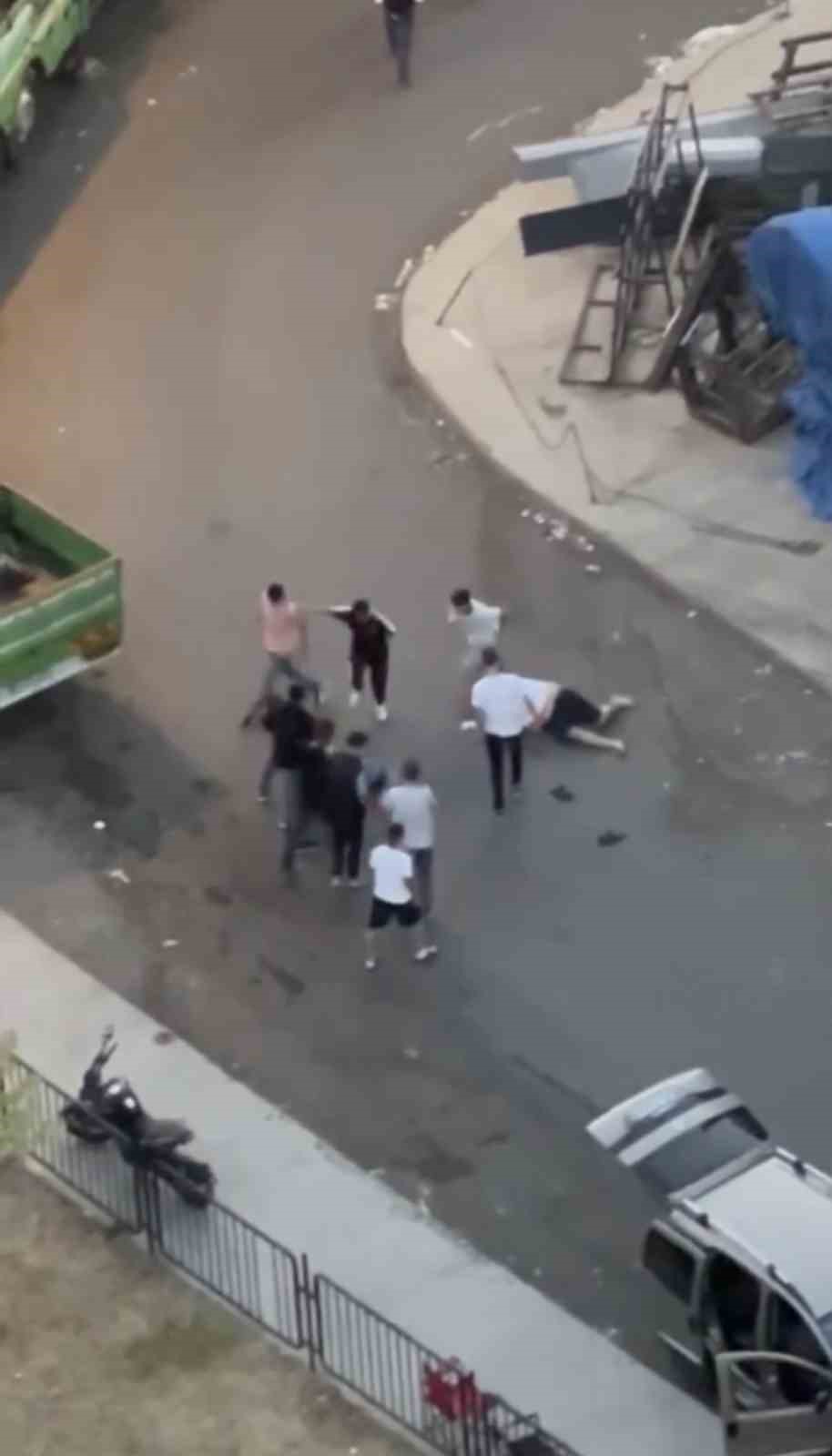 İstanbul’da dehşet anları kamerada: Sopayla başına vurup bayılttı, yerde tekmeledi