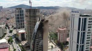 Ataşehir’de yanan 17 katlı iş merkezi havadan görüntülendi