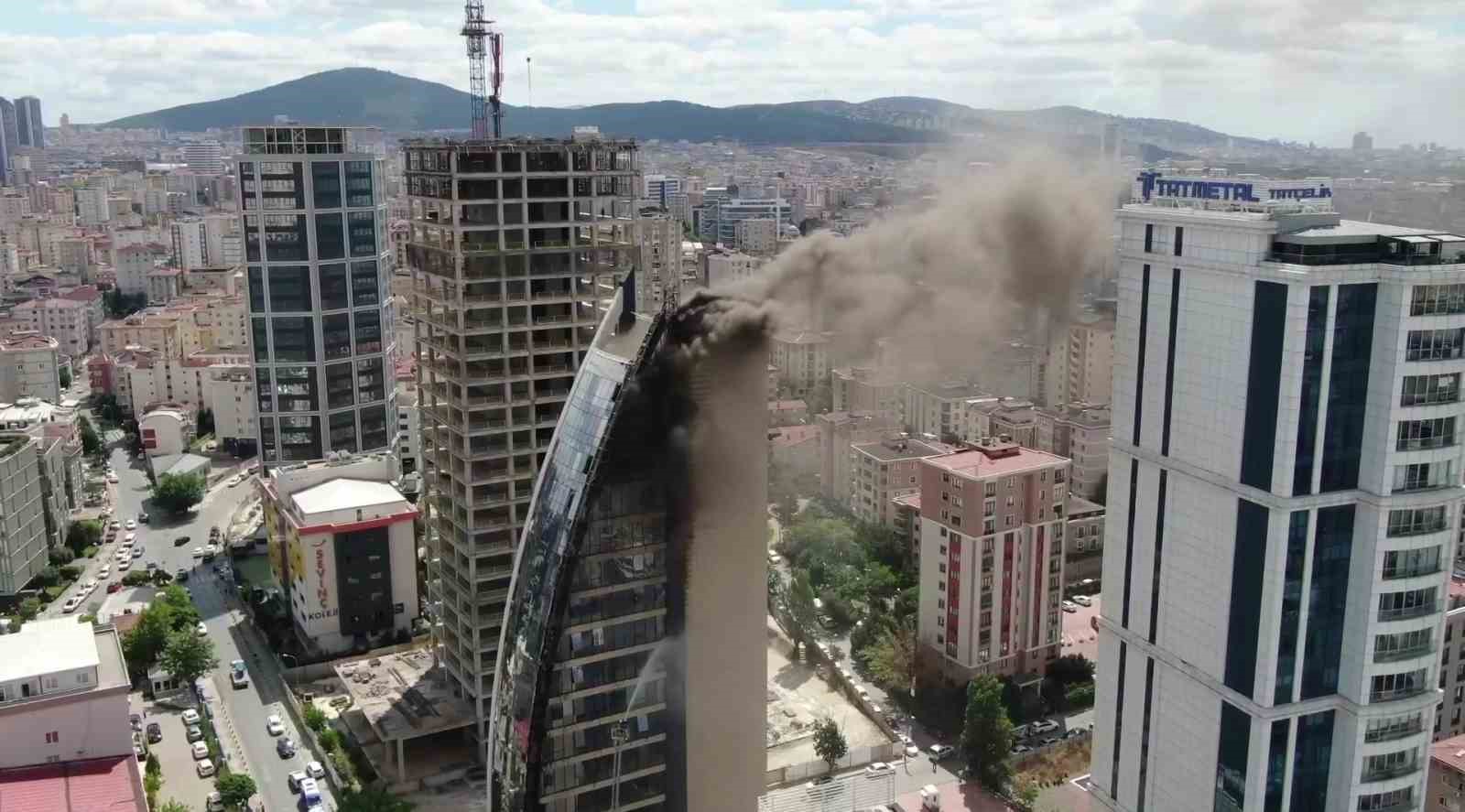 Ataşehir’de yanan 17 katlı iş merkezi havadan görüntülendi