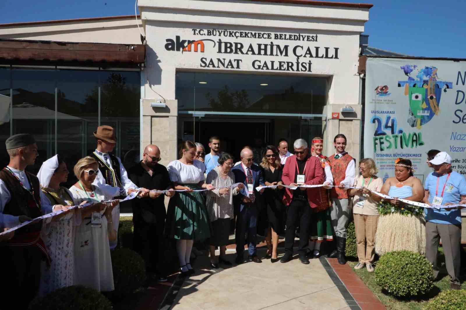 Büyükçekmece’de açılan “Nazif’in Düğmeleri’’ ve “Ritmin 100’ü Enstrüman” sergileri yoğun ilgi gördü