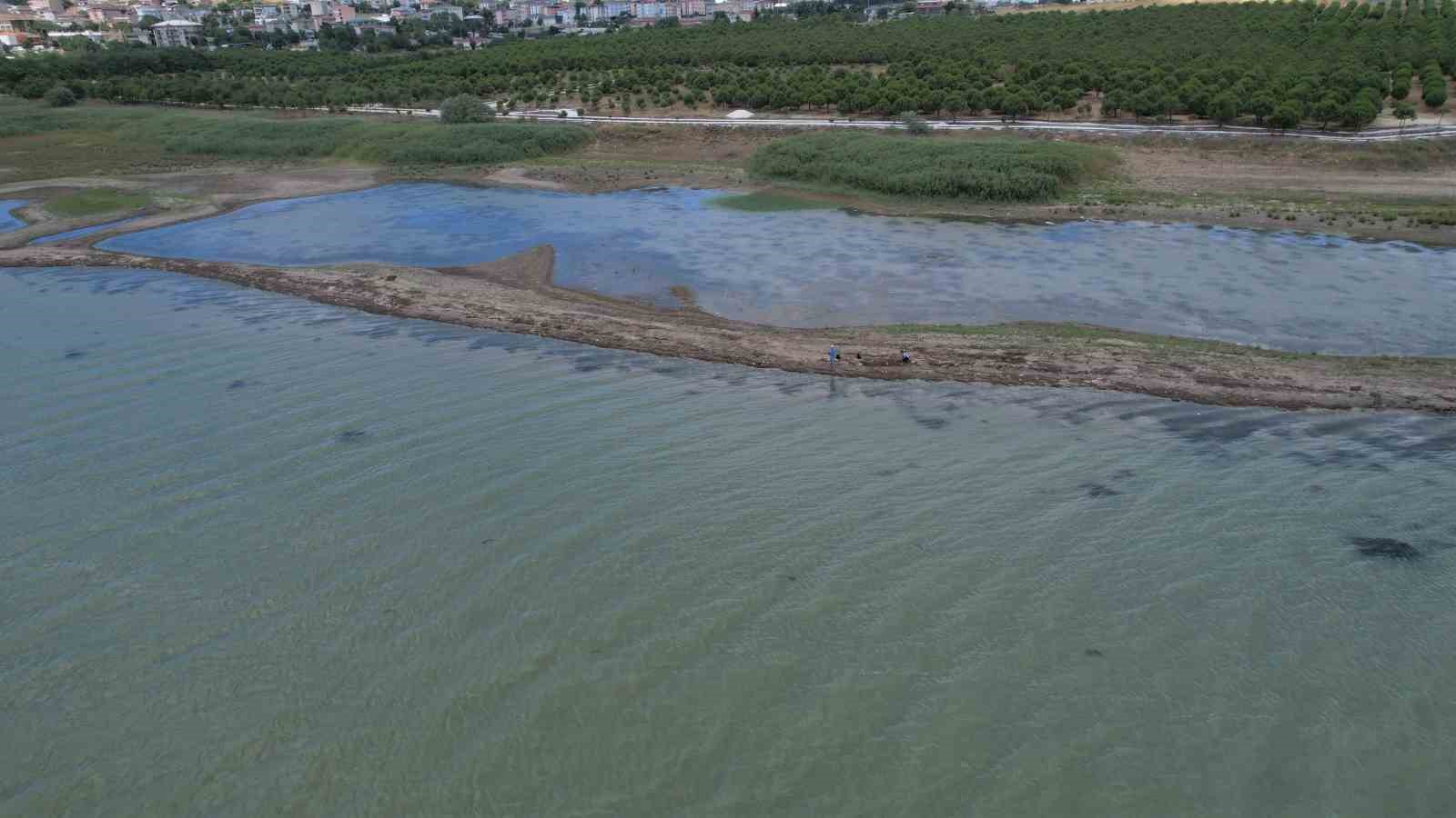 Büyükçekmece Gölü’nde su seviyesi yüzde 18’e geriledi: Göl havadan görüntülendi