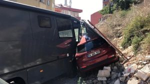 Kağıthane’de freni boşalan karavan park halindeki araca çarptı