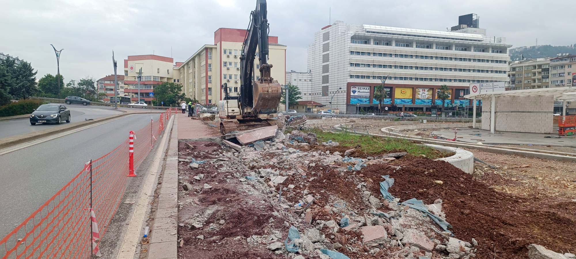 Milli İrade Meydanı'nda şerit genişletme çalışmaları sürüyor Milli İrade Meydanı'nda şerit genişletme çalışmaları sürüyor