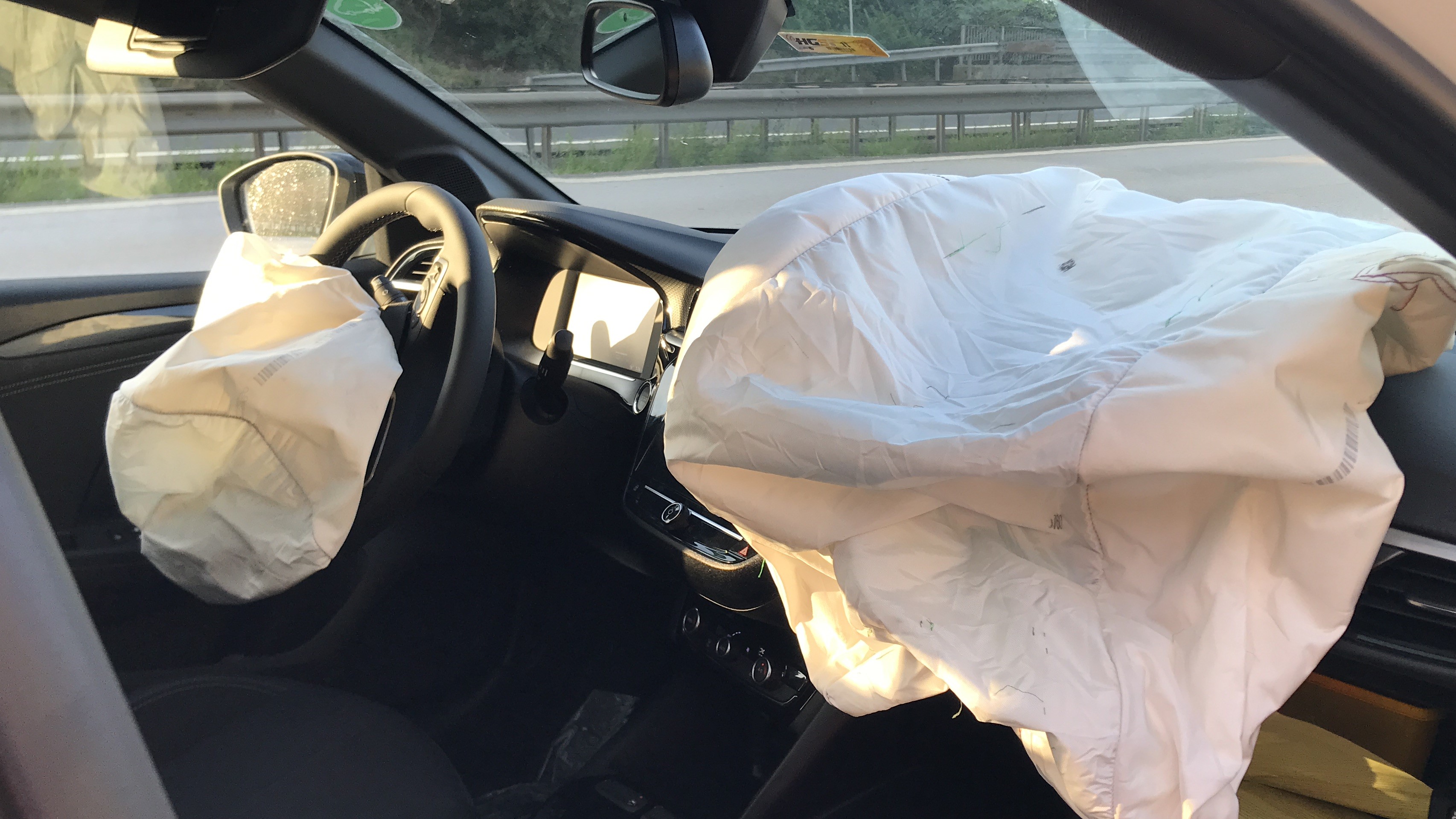 Kocaeli'de polisten kaçan araç kazaya sebep oldu Kocaeli'de polisten kaçan araç kazaya sebep oldu