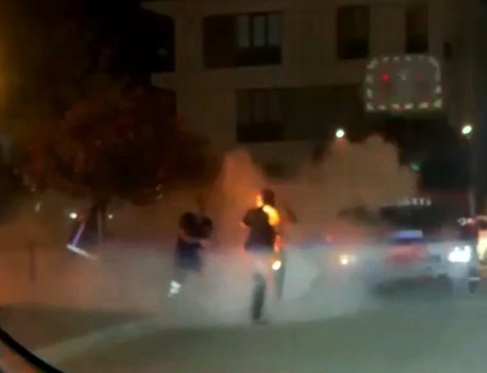 Korkunç olay: Sokak ortasında kendini yakmaya çalıştı! Korkunç olay: Sokak ortasında kendini yakmaya çalıştı!